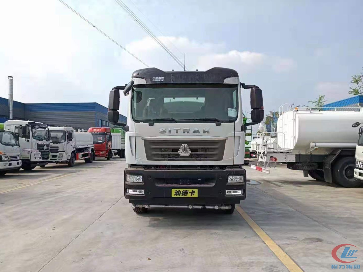 易倍·(中国)体育EMC牌国六重汽汕德卡单桥洒水车