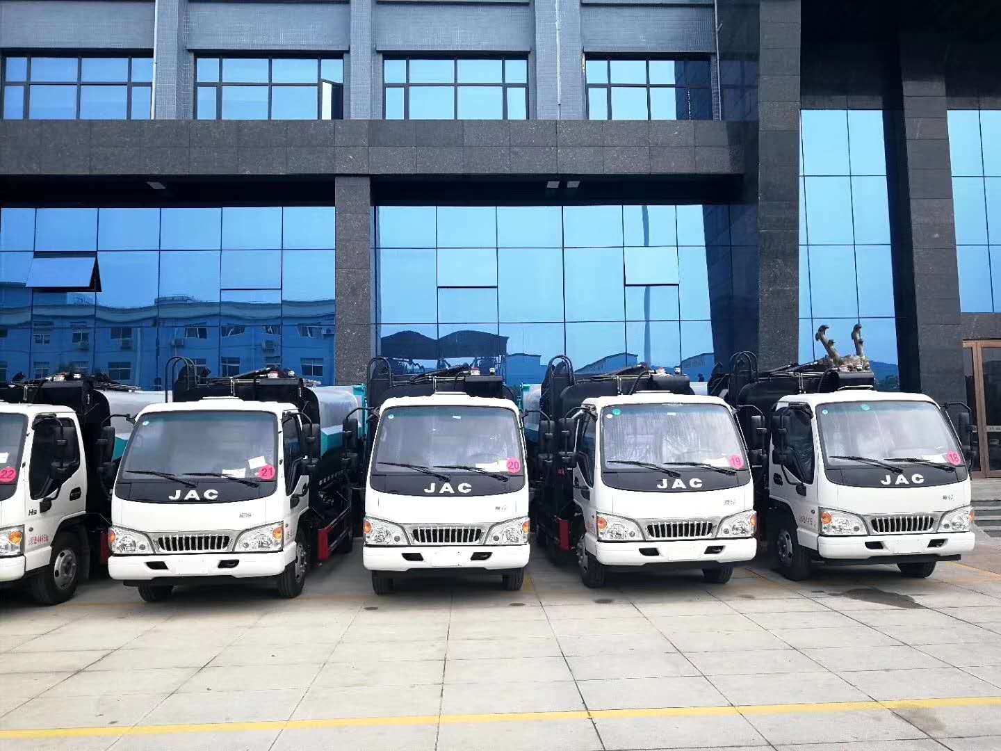 易倍·(中国)体育EMC江淮挂桶垃圾车