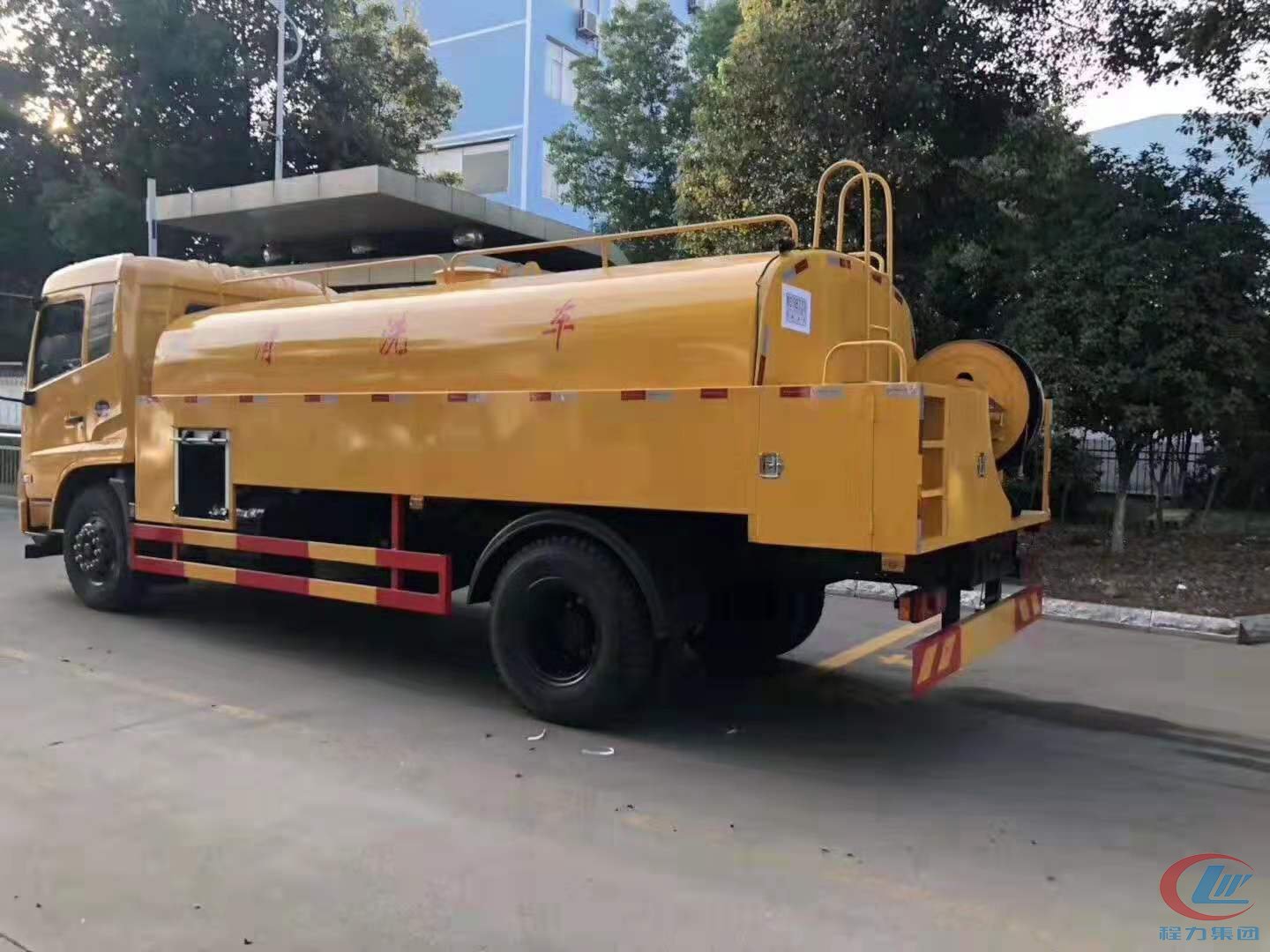 易倍·(中国)体育EMC威牌东风天锦高压清洗车背面照