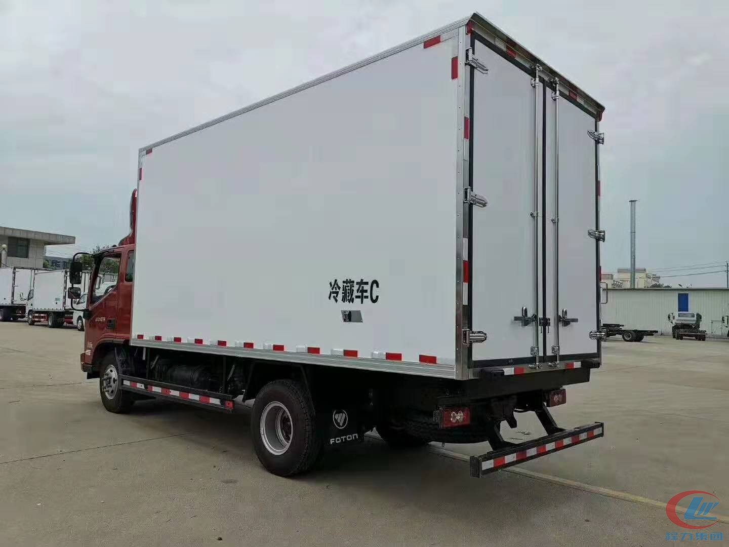 易倍·(中国)体育EMC福田奥铃冷藏车（厢长6米）侧面图
