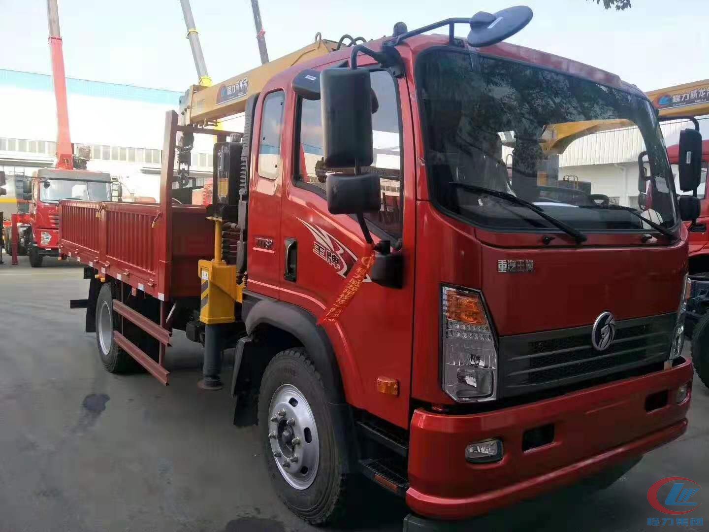 易倍·(中国)体育EMC集团重汽王牌蓝牌随车吊高清图