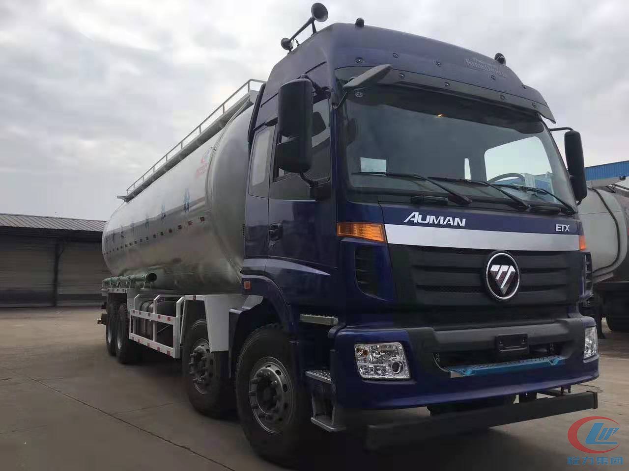 易倍·(中国)体育EMC福田欧曼30吨粉粒物料运输车