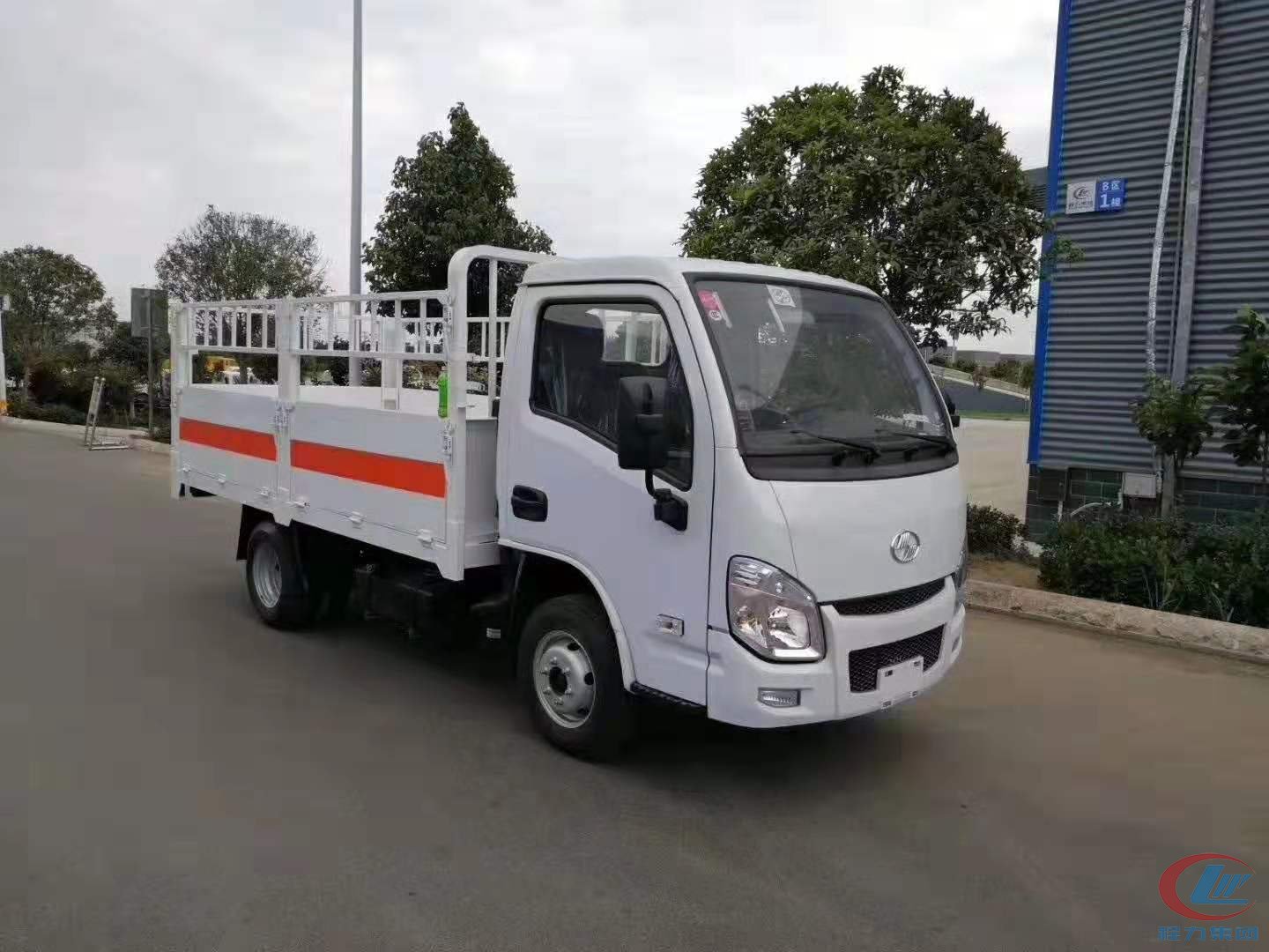 易倍·(中国)体育EMC跃进仓栏式危险品运输车蓝牌