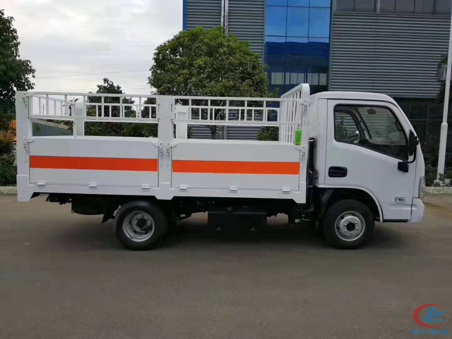易倍·(中国)体育EMC跃进仓栏式危险品运输车蓝牌侧面图