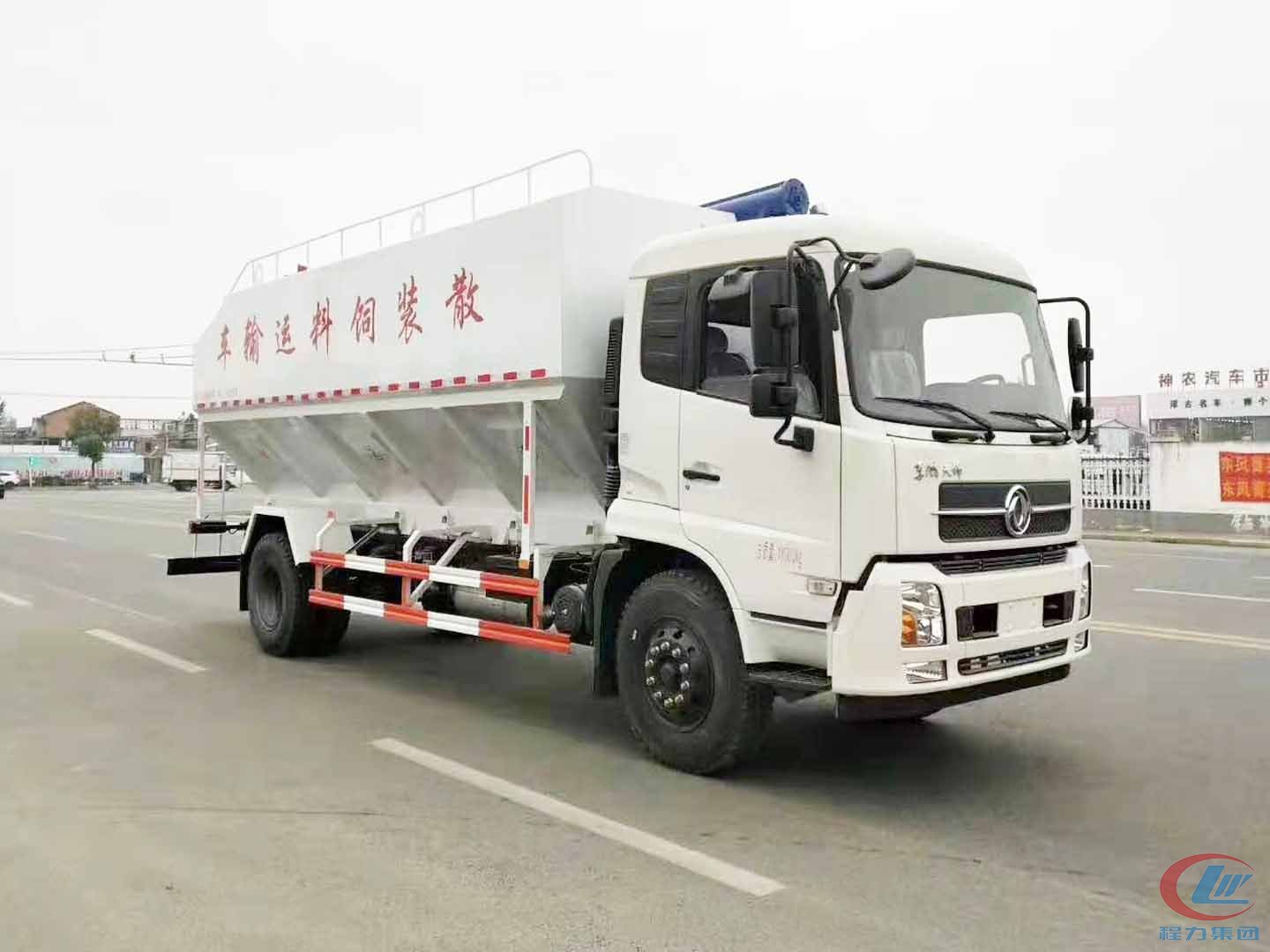 易倍·(中国)体育EMC10吨天锦散装饲料车高清图