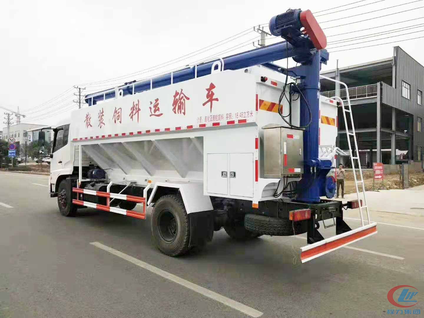 易倍·(中国)体育EMC10吨天锦散装饲料车侧面图