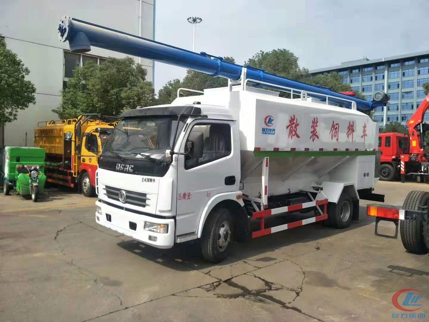 易倍·(中国)体育EMC东风多利卡散装饲料运输车高清图