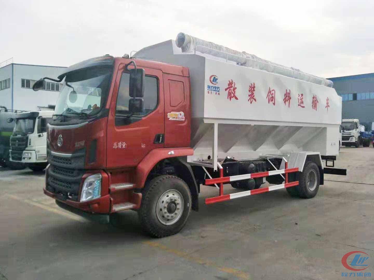 易倍·(中国)体育EMC集团柳汽乘龙散装饲料运输车高清图