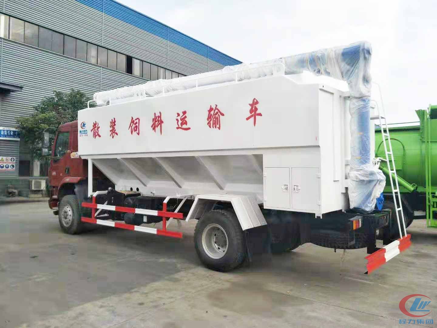 易倍·(中国)体育EMC集团柳汽乘龙散装饲料运输车侧面图
