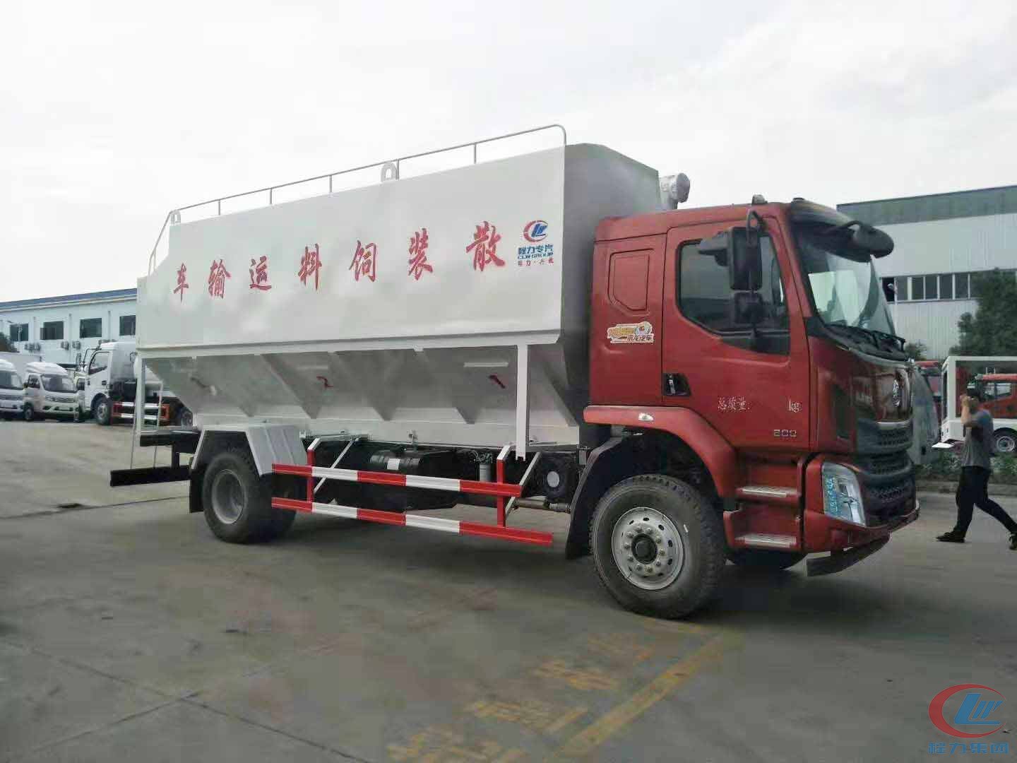 易倍·(中国)体育EMC集团柳汽乘龙散装饲料运输车侧面图
