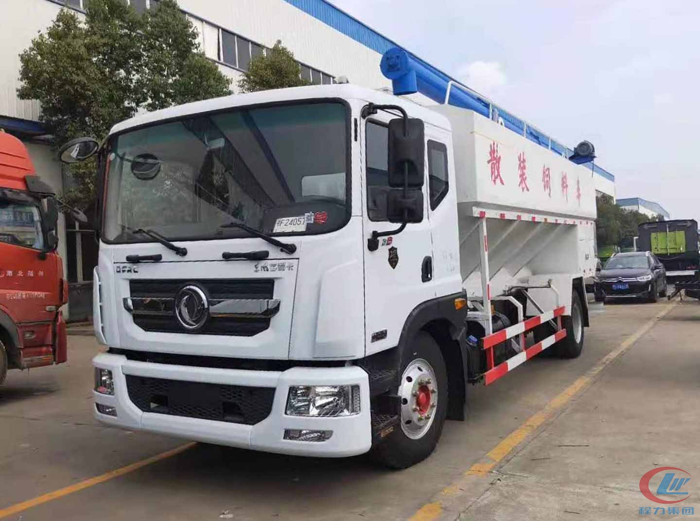 易倍·(中国)体育EMC东风多利卡D9散装饲料运输车高清图