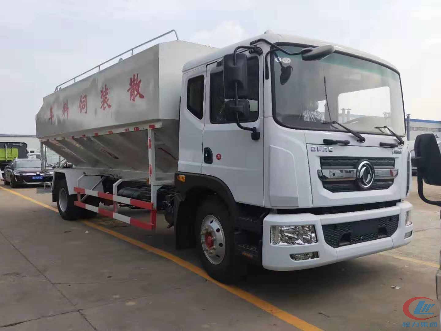 易倍·(中国)体育EMC东风多利卡D9散装饲料运输车高清图