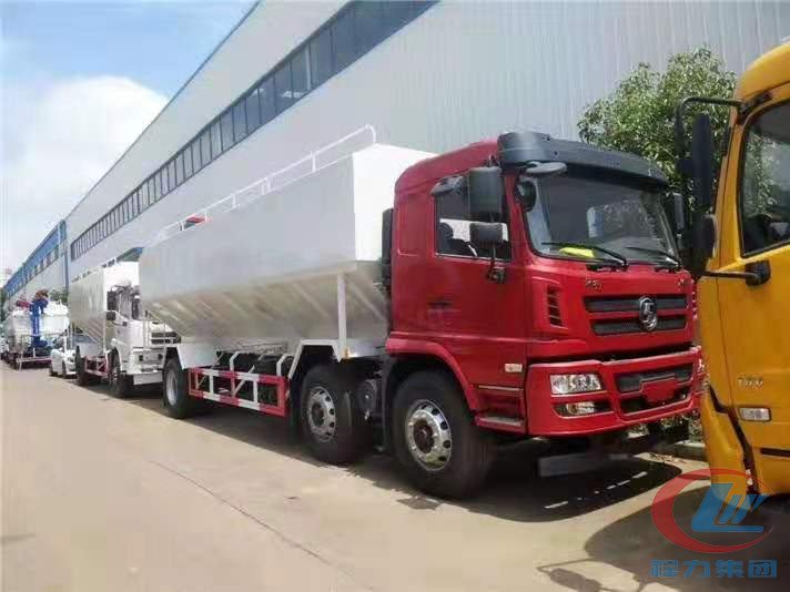 易倍·(中国)体育EMC陕汽轩德小三轴散装饲料车
