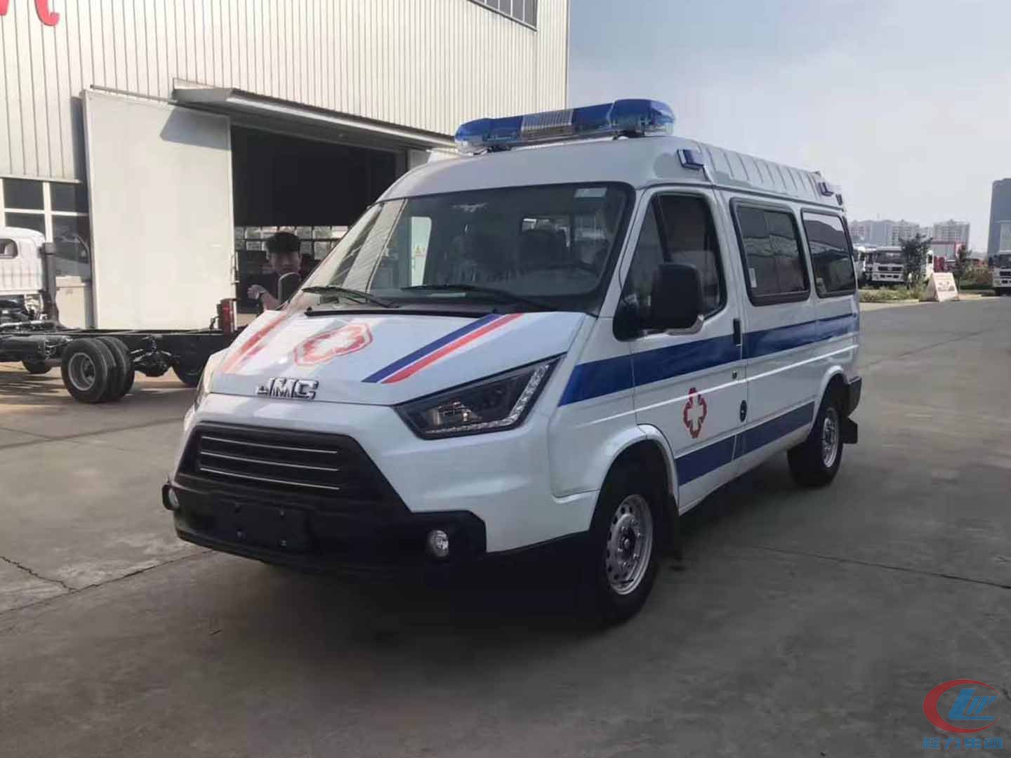 易倍·(中国)体育EMC福特江铃特顺救护车侧面图