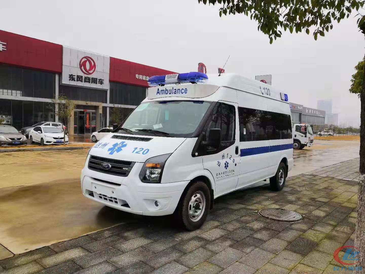 湖北易倍·(中国)体育EMC福特V348高顶监护型救护车侧面图