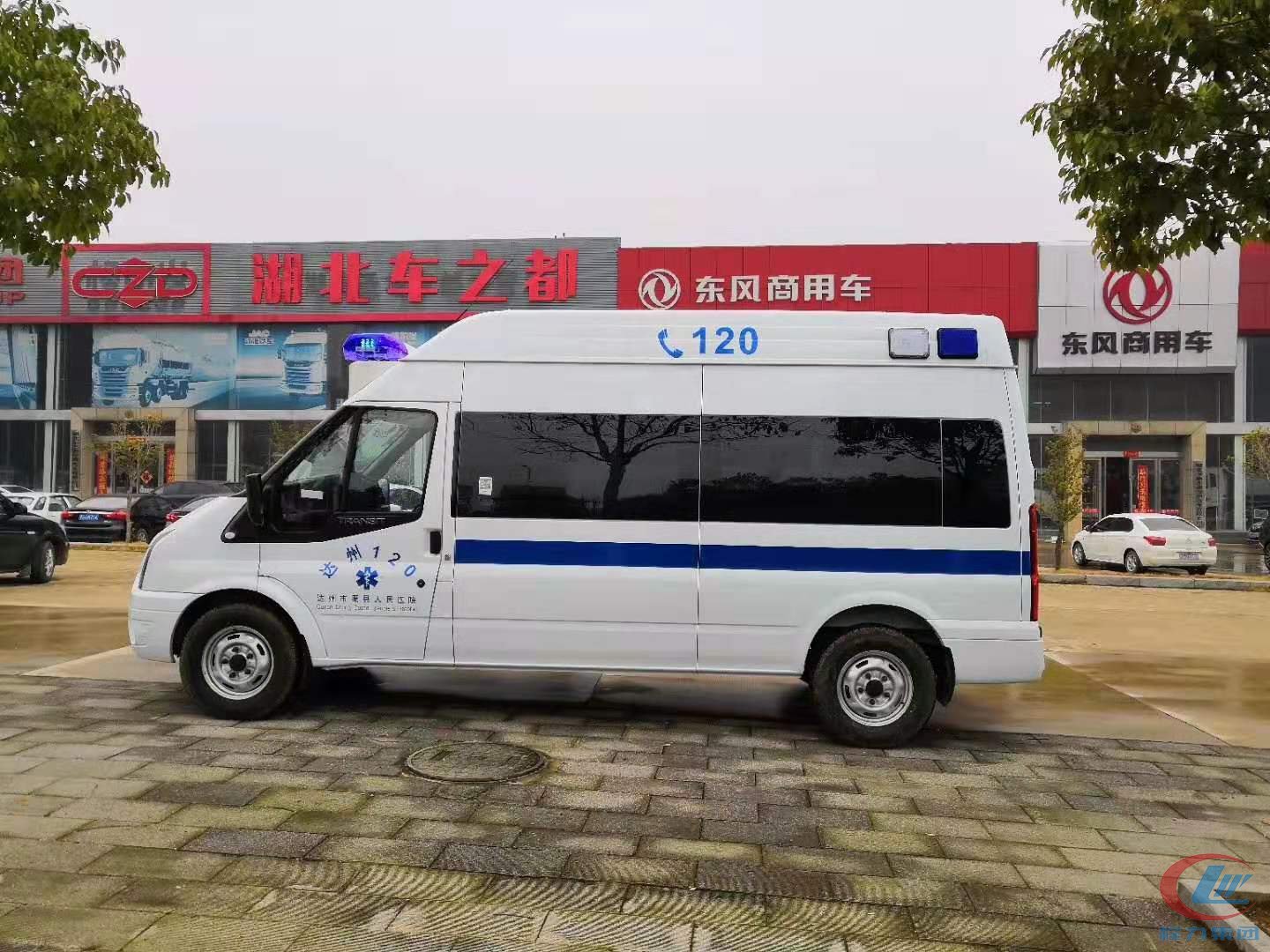 湖北易倍·(中国)体育EMC福特V348高顶监护型救护车侧面图