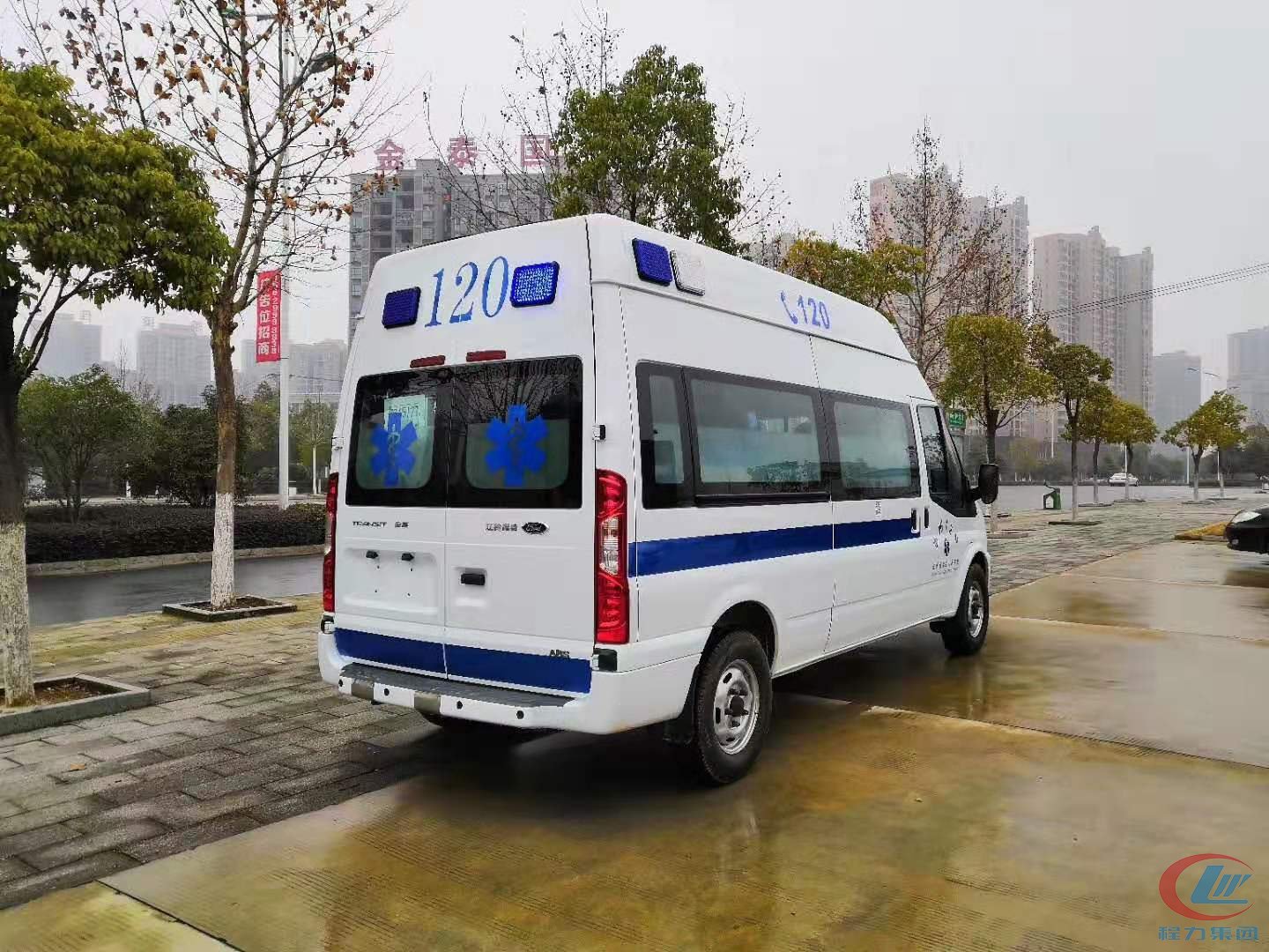 湖北易倍·(中国)体育EMC福特V348高顶监护型救护车侧面图